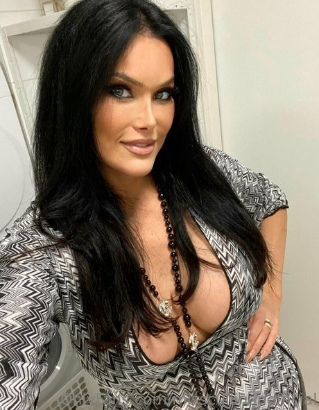 misscullinanofficial actress picture