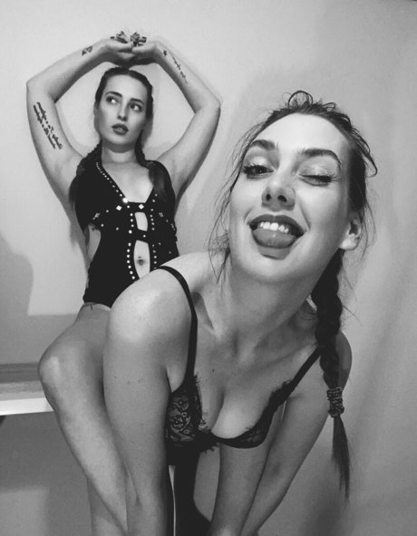 misscherryfox model top img