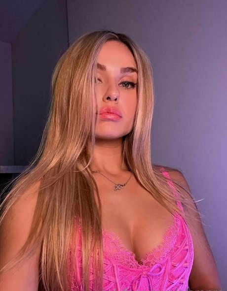 Aleropre hot model pic