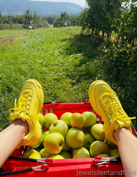 jewelsfeetandtoes sex star image