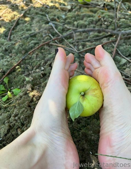 jewelsfeetandtoes exclusive model pic