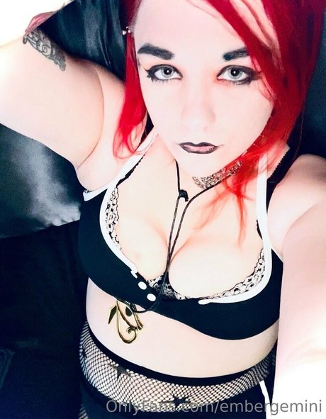 huge fake tits onlyfans top image