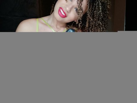 cuckoldwifeo nude model pic