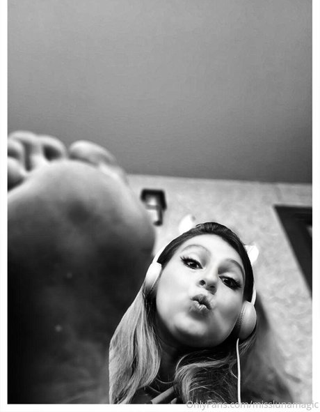 misslunamagic nude model picture