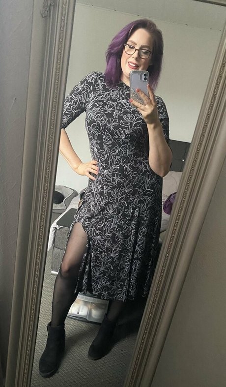 suziesuze model nude photo