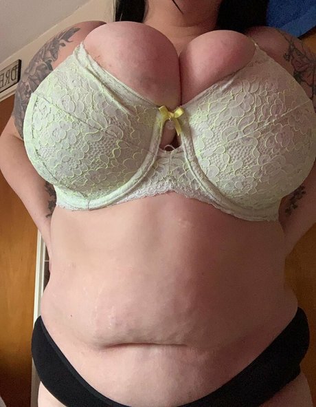 misskcups erotic actress picture