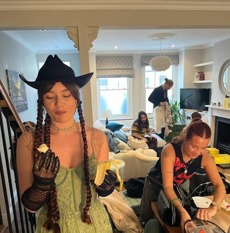 Rhian Teasdale star art pic