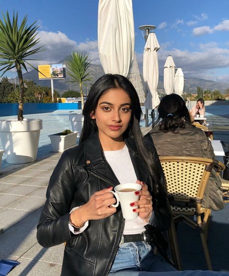 Banita Sandhu star nice photo