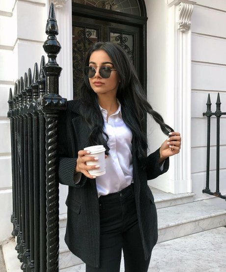 Banita Sandhu star hd photo