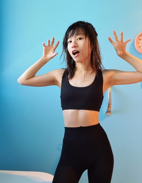 Nyannadesu sexy model image