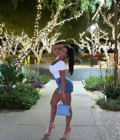 Nikki Waka perfect model image