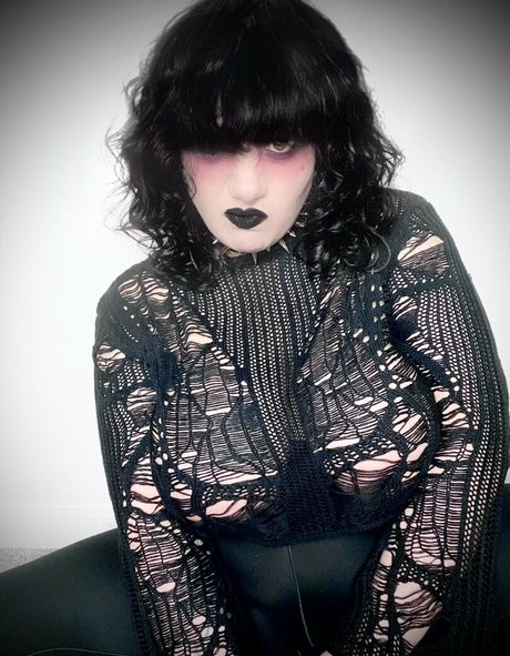 DemonG Bugs adult model pic