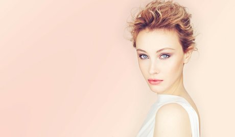 Sarah Gadon pretty star gallery