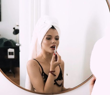 Thbnlaure beautiful pornstar photo