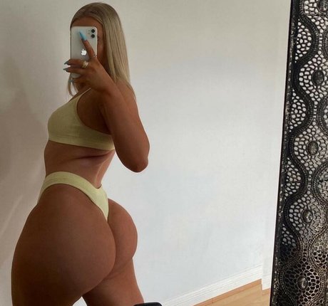 Lucycombe nudes model gallery