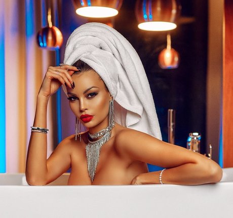 Justyna Gradek naked pornstar pictures