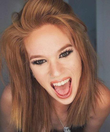 Hollie Bennett star hot photo