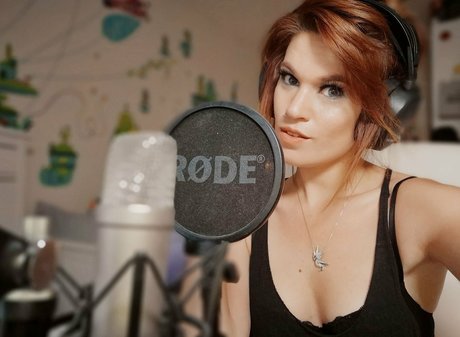 Hollie Bennett star beautiful photo