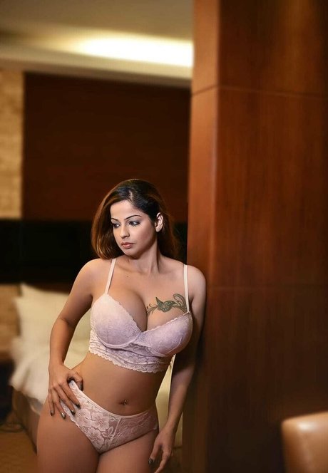 Zareen Zoya Khan star nudes image