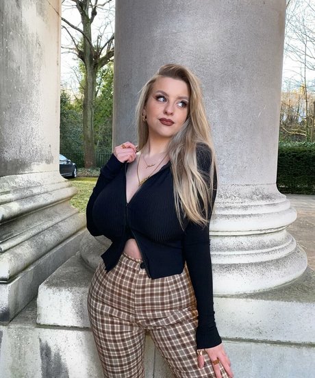 Amber R Brightman model top pictures