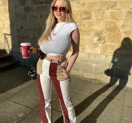 Amber R Brightman model top photo