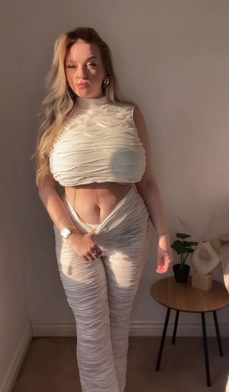 Amber R Brightman pretty model picture