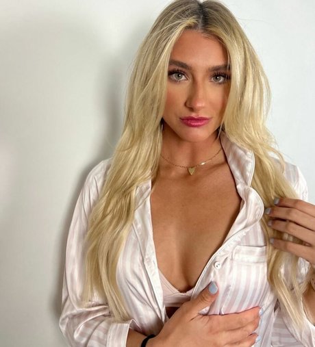 Hannah CookBarstool pornstar nudes photo