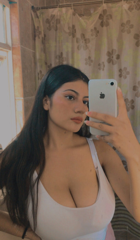 Paola Bustamante sex model img