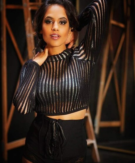 Agam Darshi model hot photo