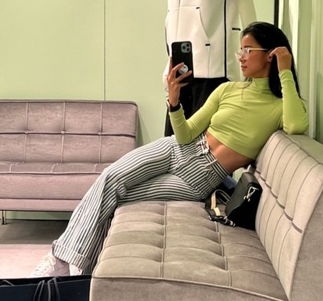 Leah Lewis model free image