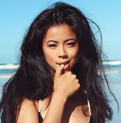 Leah Lewis model sexy img