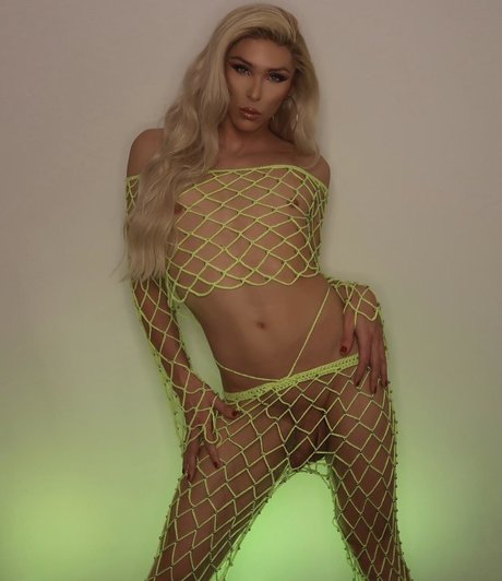 Naomib93 art pornstar archive