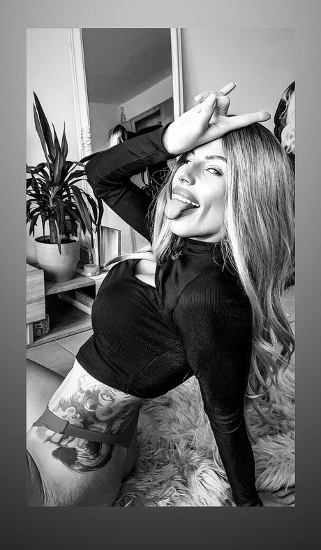 Nessyfox erotic model pic