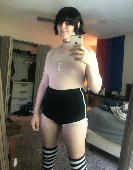 Scarlet Skeie nudes star photos