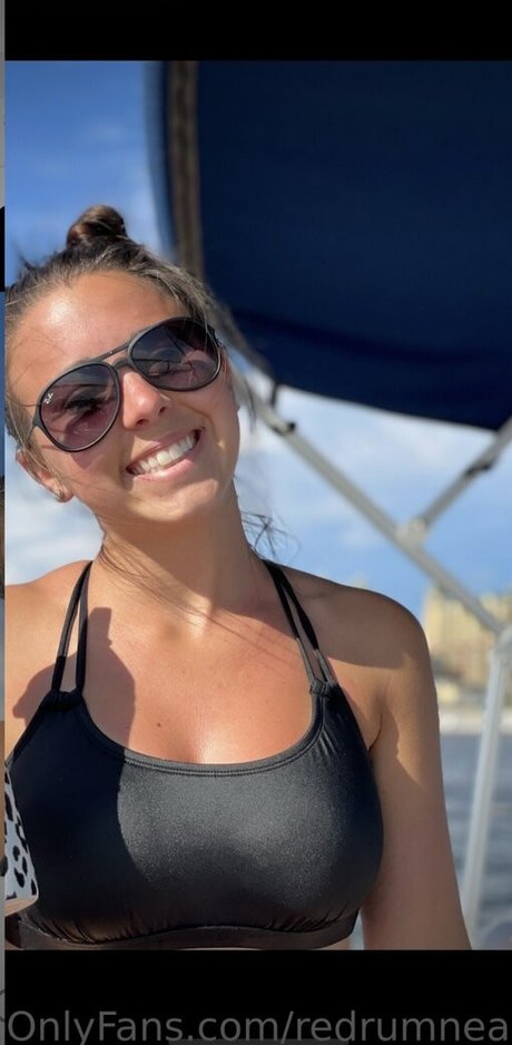 Redrumnealey model naked picture