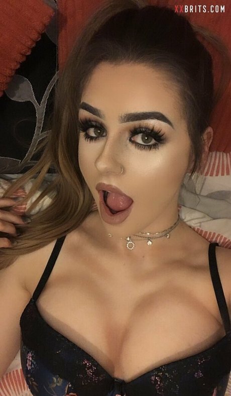 Leah Shaw hot star image