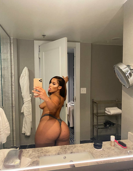 RielleUK star nudes images