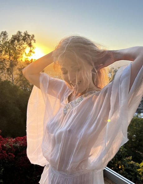 female popular onlyfans adult photo