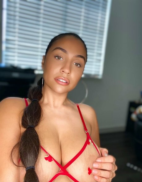 Queen Patrona model nude images