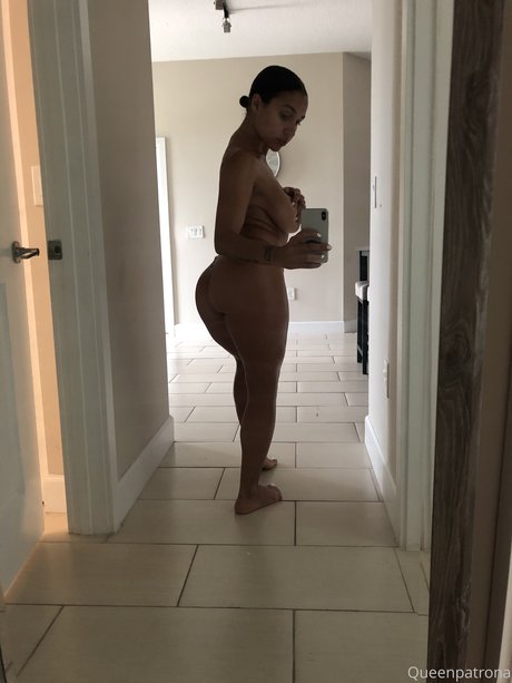 Queen Patrona model exclusive images