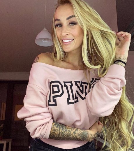 Daisy Lee model top photos