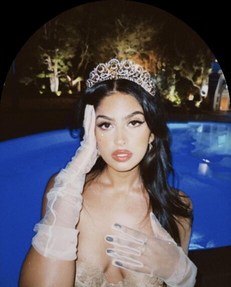 Shreya Arun sexy star pic