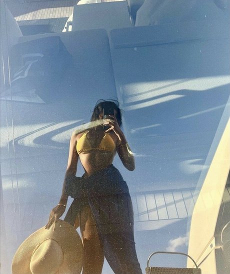 Shreya Arun model top picture