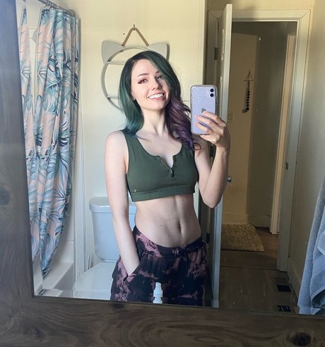 Charleemanderz high quality model image