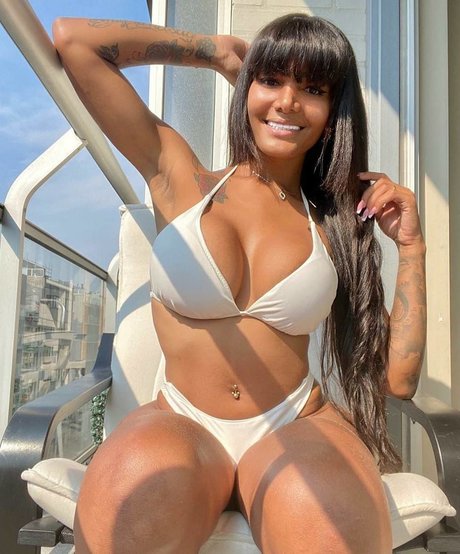 Krissttal Ruizz pretty star photos