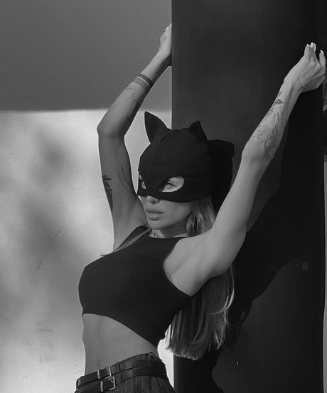 Sofa Segar exclusive actress img