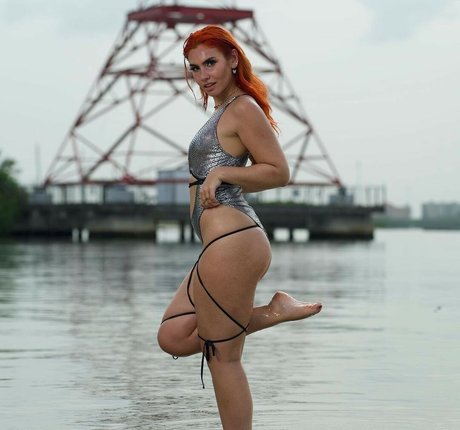 Alicia Atout star top pic