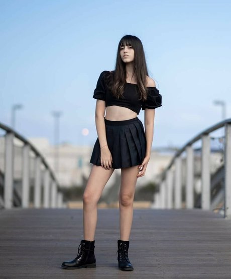 Adiyan beautiful model picture