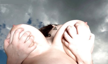 Tiggle Bitties pornstar erotic gallery