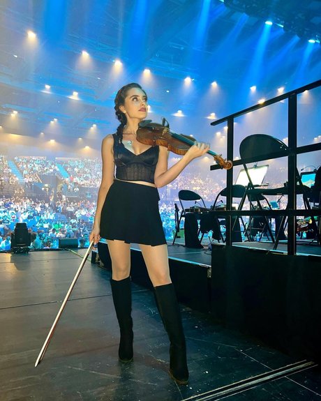 Esther Abrami star erotic image